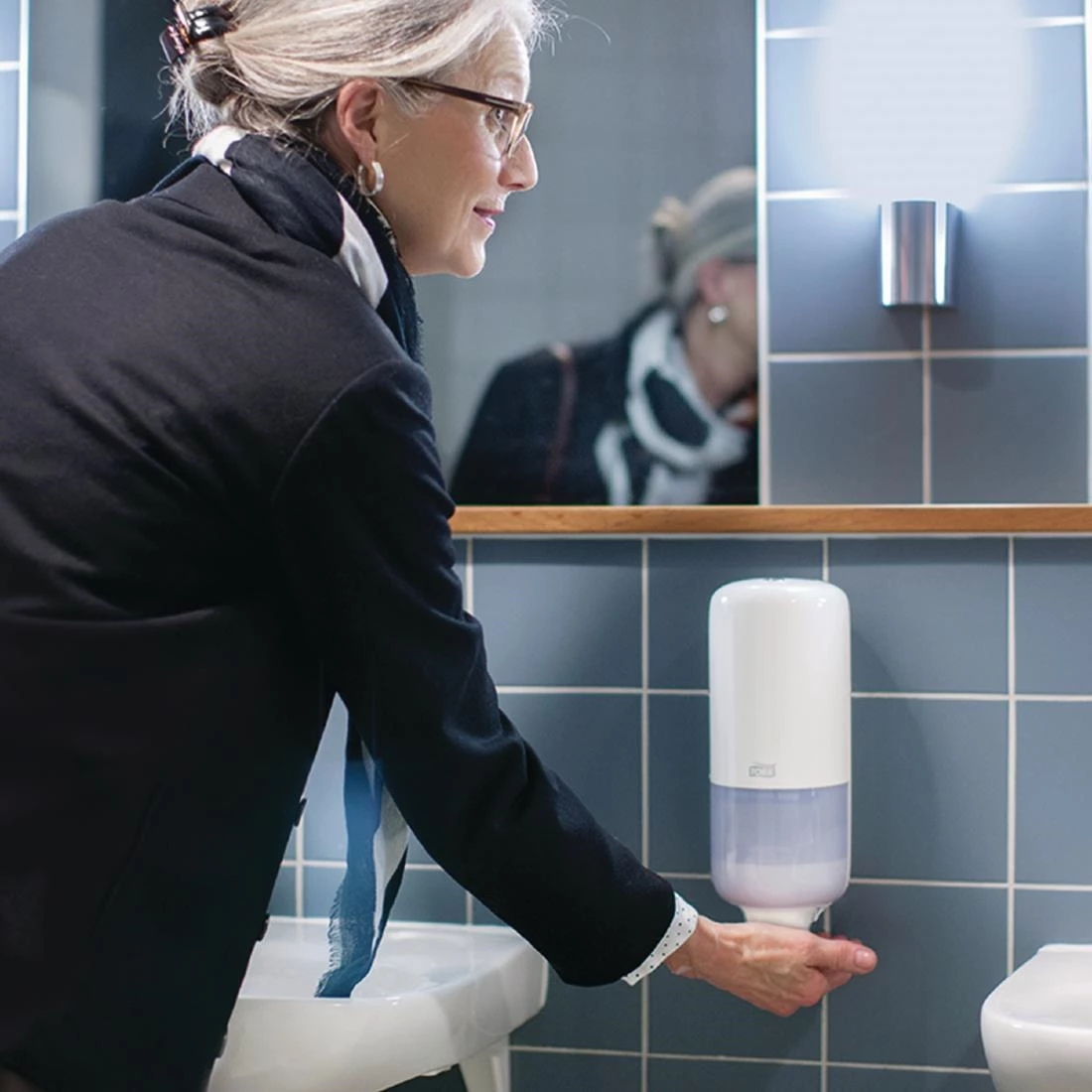 Tork Manual Liquid And Spray Soap Dispenser White 1Ltr White - Image 4