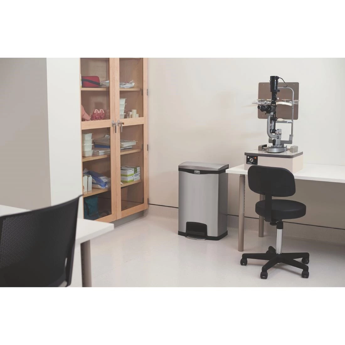 Rubbermaid Slim Jim Front Step On Pedal Bin Stainless Steel 90Ltr - Image 5